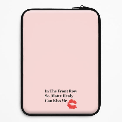 In The Front Row So, Matt Healy Can Kiss Me - The 1975 Universal Laptop Sleeve