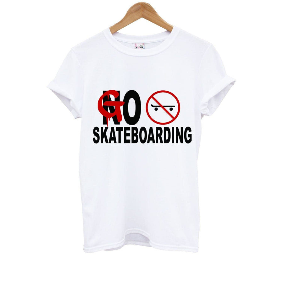 Go Skateboarding - Skate Aesthetic  Kids T-Shirt